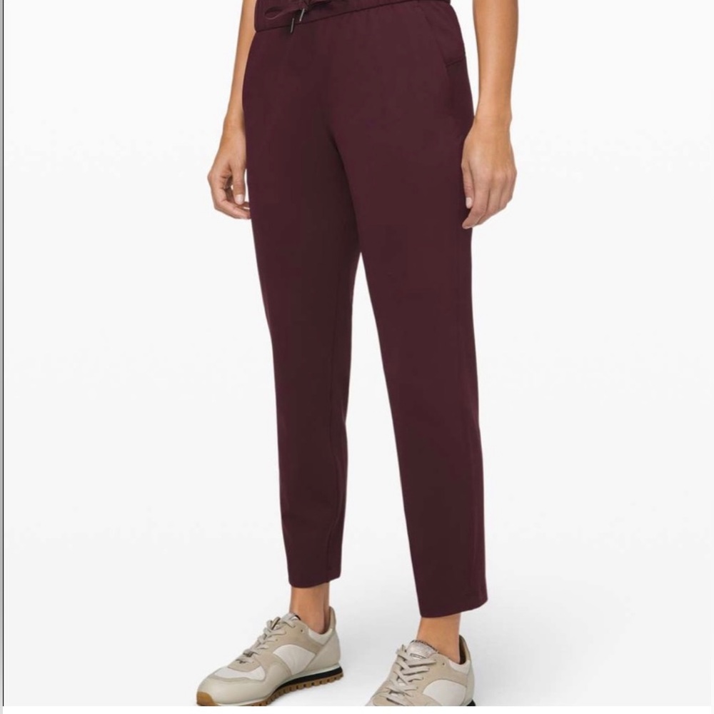 NWT lululemon on the fly pant size 8 Cassis Garnet